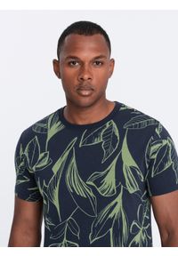 Ombre Clothing - T-shirt męski fullprint w kontrastowe liście - granatowy V5. Okazja: na co dzień. Kolor: niebieski. Materiał: materiał, bawełna. Styl: casual