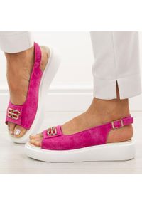 Fuksja skórzane sandały damskie S.Barski 601. Okazja: na spacer, na co dzień. Kolor: różowy. Materiał: zamsz, skóra. Wzór: aplikacja. Sezon: wiosna, lato. Obcas: na platformie. Styl: casual, elegancki, klasyczny #1