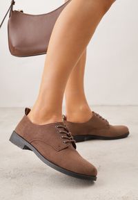 Renee - Brązowe Lakierowane Półbuty Oksfordki Sznurowane na Rzemyki Zatella. Okazja: do pracy. Zapięcie: sznurówki. Kolor: brązowy. Materiał: lakier. Styl: elegancki, klasyczny #1
