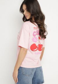 Born2be - Różowy T-shirt z Bawełną Cyrkoniami i Motywem Wiśni Linmira. Okazja: na co dzień. Kolor: różowy. Materiał: bawełna. Styl: casual, elegancki #4