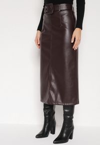 Born2be - Bordowa Spódnica Ołówkowa z Imitacji Skóry z Paskiem z Dużą Klamrą Rewedia. Okazja: na spotkanie biznesowe, do pracy, na co dzień. Kolor: czerwony. Materiał: skóra. Styl: casual, klasyczny, biznesowy #1