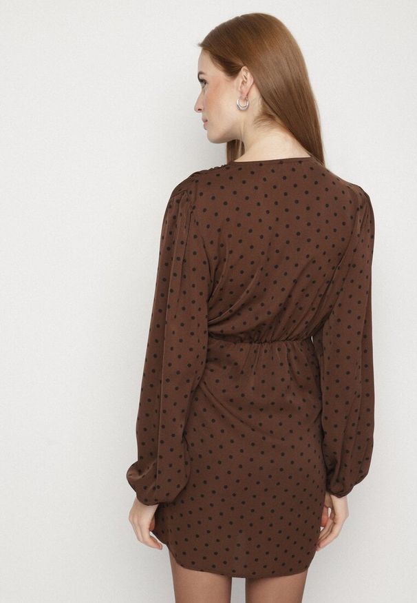 Born2be - Brązowa Sukienka Kopertowa w Kropki z Wiązaniem w Talii Enevie. Okazja: na co dzień. Kolor: brązowy. Wzór: kropki. Typ sukienki: kopertowe. Styl: casual, elegancki