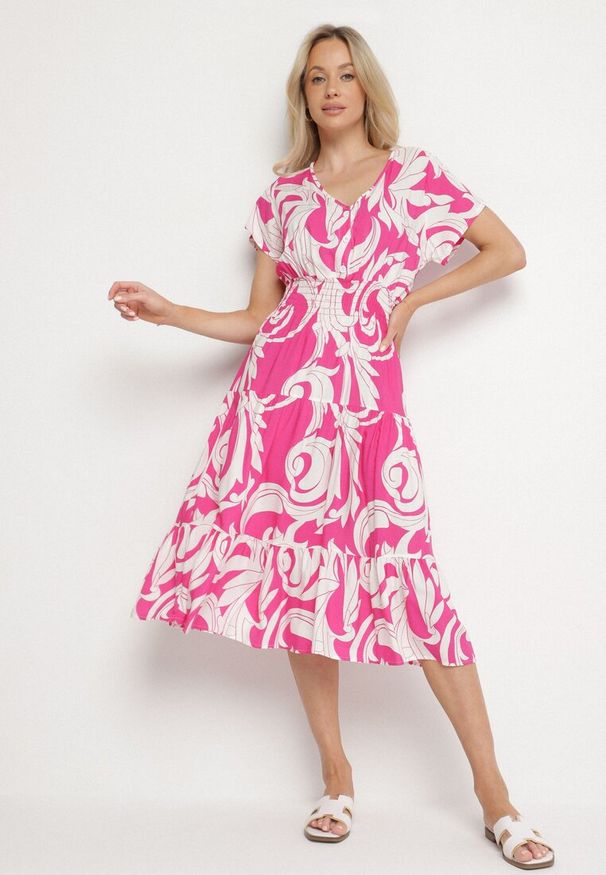 Born2be - Różowa Sukienka z Bawełny Ozdobiona Guzikami i Geometrycznym Wzorem Talissea. Okazja: na co dzień. Typ kołnierza: dekolt w kształcie V. Kolor: różowy. Materiał: bawełna. Wzór: geometria, aplikacja. Sezon: lato. Styl: casual
