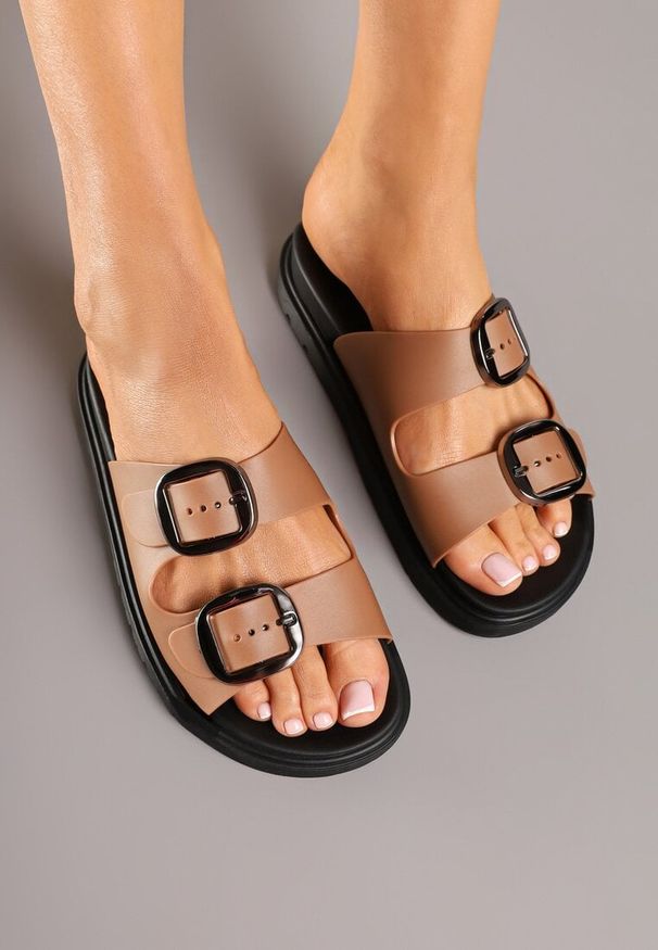 Born2be - Jasnobrązowe Klapki z Dwoma Paskami Nusoloria. Kolor: brązowy. Styl: elegancki