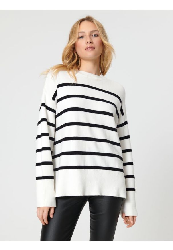 Sinsay - Sweter w paski - kremowy. Kolor: kremowy. Materiał: dzianina. Wzór: paski. Styl: klasyczny