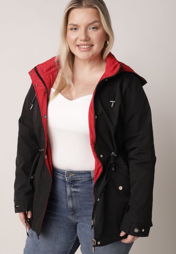 Born2be - Czarno-Czerwona Dwustronna Kurtka Przejściowa w Stylu Parki z Kapturem Tidala. Okazja: na co dzień. Typ kołnierza: kaptur. Kolekcja: plus size. Kolor: czarny. Materiał: poliester, jeans, materiał. Wzór: aplikacja. Styl: casual, klasyczny