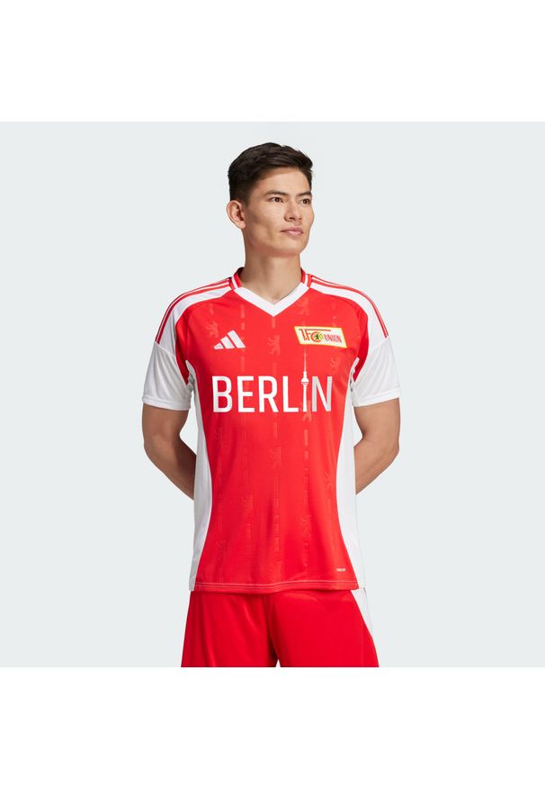 Adidas - Koszulka 1. FC Union Berlin 24/25 Home. Kolor: biały, czerwony, wielokolorowy, różowy. Materiał: materiał