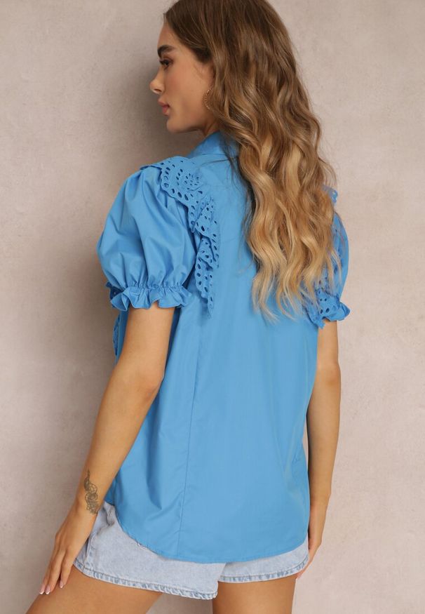 Renee - Niebieska Koszula z Ozdobnymi Rękawami i Falbankami z Przodu Johna. Typ kołnierza: kołnierz z falbankami. Kolor: niebieski. Długość rękawa: krótki rękaw. Długość: krótkie. Wzór: haft, aplikacja. Sezon: wiosna, lato