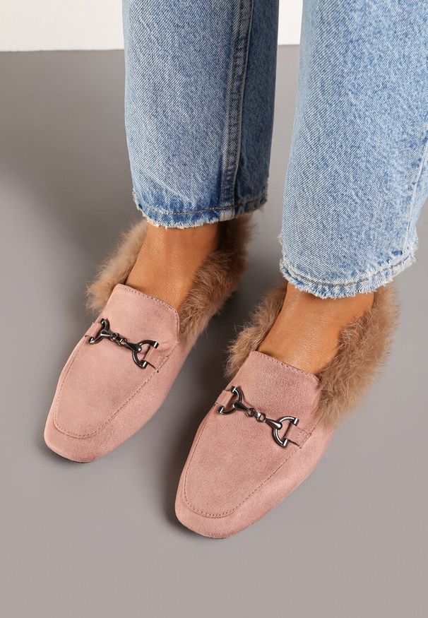 Renee - Jasnoróżowe Mokasyny na Płaskiej Podeszwie Ozdobione Klamrą i Futerkiem Sanindra. Okazja: na spacer, na imprezę. Zapięcie: klamry. Kolor: różowy. Materiał: futro. Wzór: aplikacja. Sezon: jesień. Obcas: na płaskiej podeszwie. Styl: elegancki