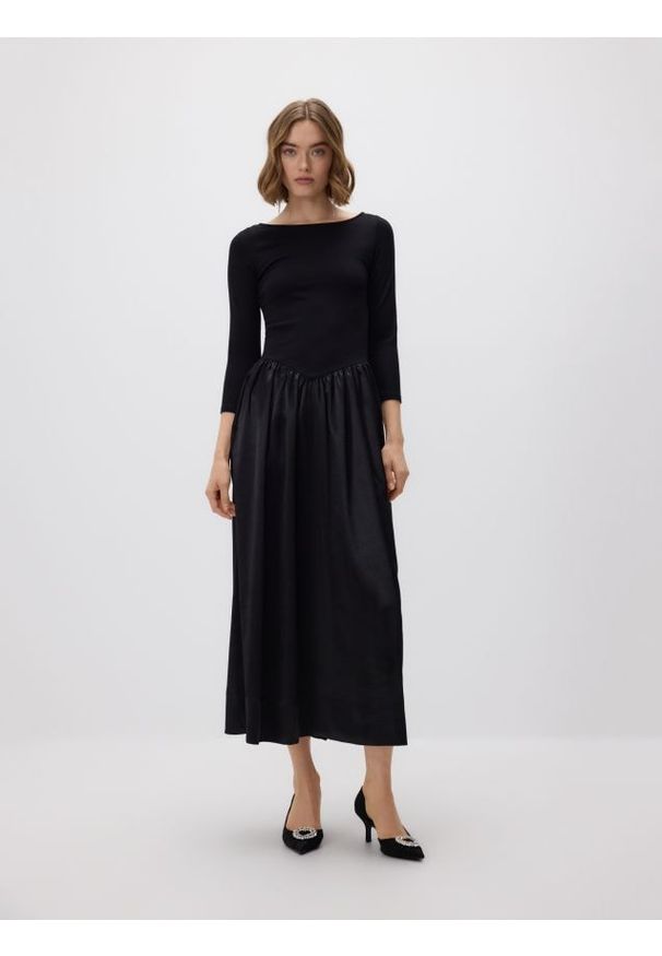 Reserved - Sukienka z ozdobnym dołem - czarny. Kolor: czarny. Materiał: dzianina, wiskoza
