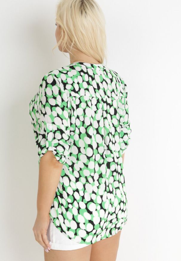 Born2be - Zielono-Biała Bluzka z Trójkątnym Dekoltem w Fantazyjny Print Anola. Okazja: do pracy, na co dzień. Kolor: zielony. Wzór: nadruk. Styl: casual