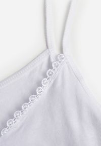 Renee - Biały Bawełniany Top Bieliźniany z Koronką przy Dekolcie Berinda. Okazja: na co dzień. Kolor: biały. Materiał: bawełna, koronka. Wzór: koronka. Sezon: lato. Styl: casual #4