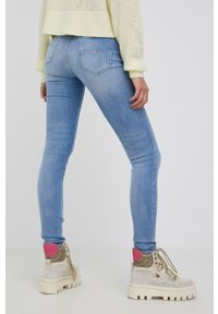 Tommy Jeans jeansy NORA CE115 damskie medium waist. Kolor: niebieski