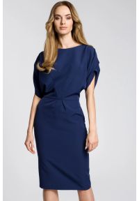 Sukienki.shop - Sukienka ołówkowa kimonowa z bufiastymi rękawami granatowa. Okazja: na randkę, na ślub cywilny, do pracy, na wesele, na imprezę. Kolor: niebieski. Materiał: tkanina, elastan, materiał. Wzór: gładki. Typ sukienki: ołówkowe. Styl: elegancki. Długość: midi #2