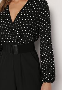 Born2be - Czarny Kombinezon z Paskiem i Kopertowym Dekoltem z Szeroką Nogawką Omera. Okazja: na co dzień. Kolor: czarny. Styl: casual #2