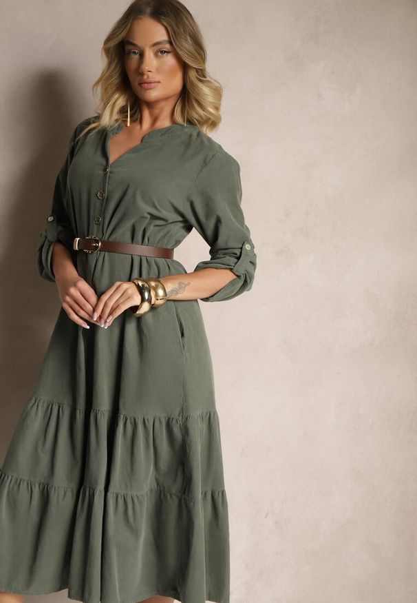 Renee - Ciemnozielona Sukienka o Rozkloszowanym Kroju z Bawełny z Rękawami z Regulacją i Falbanką Arivin. Okazja: na co dzień. Kolor: zielony. Materiał: bawełna. Typ sukienki: proste, sportowe. Styl: elegancki, casual, sportowy