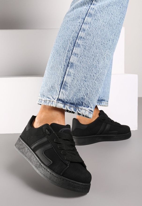 Born2be - Czarne Sznurowane Sneakersy na Płaskiej Podeszwie Ozdobione Paskami Nevirenna. Okazja: na co dzień, na spacer. Zapięcie: pasek. Kolor: czarny. Materiał: jeans. Szerokość cholewki: normalna. Wzór: aplikacja. Obcas: na płaskiej podeszwie. Sport: turystyka piesza, fitness