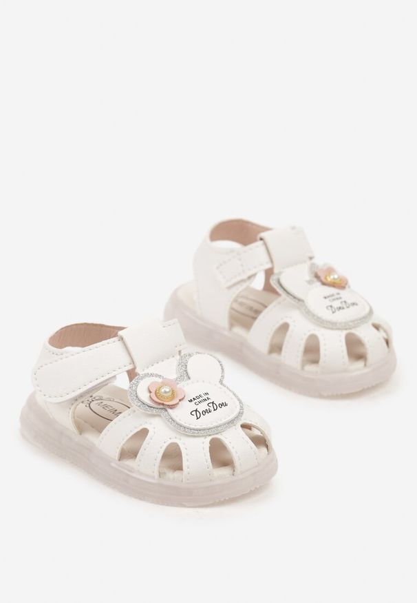 Born2be - Białe Sandały z Ledami Aplikacją i Perełką Kinzelia. Zapięcie: rzepy. Kolor: biały. Wzór: aplikacja. Sezon: lato