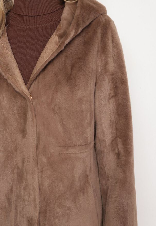 Born2be - Brązowa Kurtka ze Sztucznego Futerka z Kapturem Innalitha. Typ kołnierza: kaptur. Kolor: brązowy. Materiał: futro