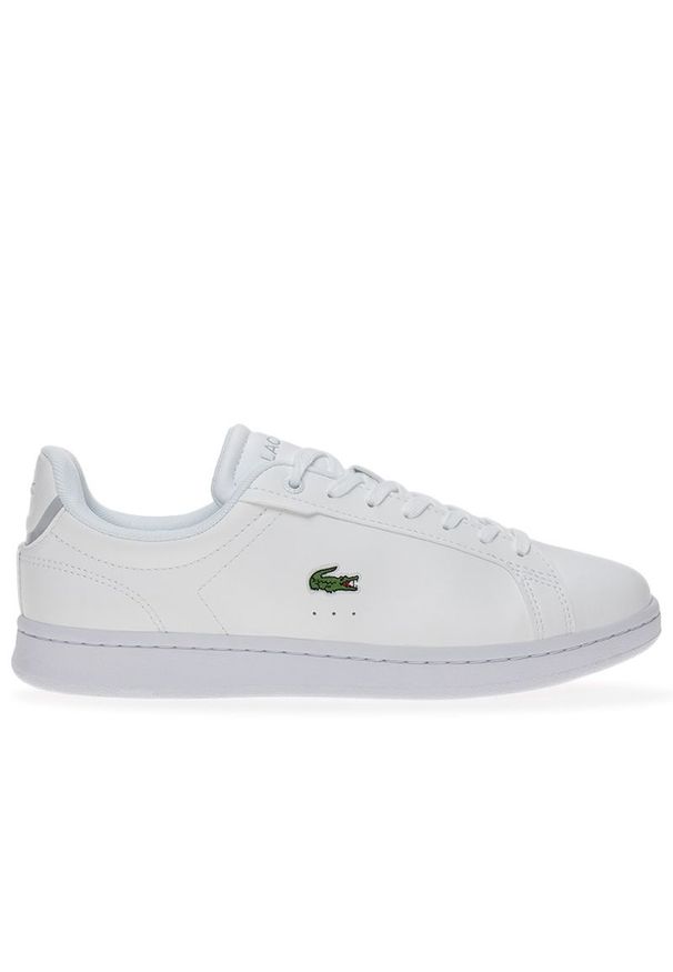 Buty Lacoste Carnaby Pro 745SUJ0002-21G - białe. Okazja: na co dzień. Zapięcie: sznurówki. Kolor: biały. Materiał: syntetyk, skóra, guma. Wzór: aplikacja. Obcas: na płaskiej podeszwie. Sport: turystyka piesza