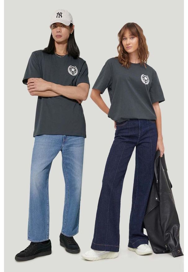 Converse t-shirt bawełniany kolor zielony z nadrukiem. Kolor: zielony. Materiał: bawełna. Długość rękawa: krótki rękaw. Długość: krótkie. Wzór: nadruk. Styl: klasyczny