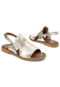 Złote Sandały Armodo Wygodne Obuwie Damskie. Okazja: na co dzień. Zapięcie: pasek. Kolor: złoty. Materiał: skóra, materiał, jeans. Wzór: paski. Sezon: lato. Styl: casual, elegancki #6