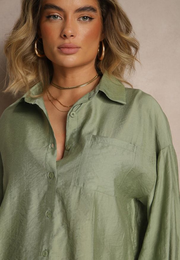 Renee - Zielona Koszula Oversize w Klasycznym Stylu z Kieszonką Liozira. Okazja: na co dzień, na spotkanie biznesowe. Typ kołnierza: kołnierzyk klasyczny. Kolor: zielony. Styl: klasyczny