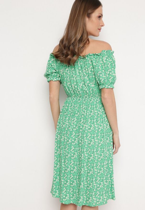 Born2be - Zielona Sukienka Midi z Wiskozy Hiszpanka w Kwiatowy Print Oserafia. Typ kołnierza: dekolt hiszpanka. Kolor: zielony. Materiał: wiskoza. Wzór: kwiaty, nadruk. Styl: boho. Długość: midi
