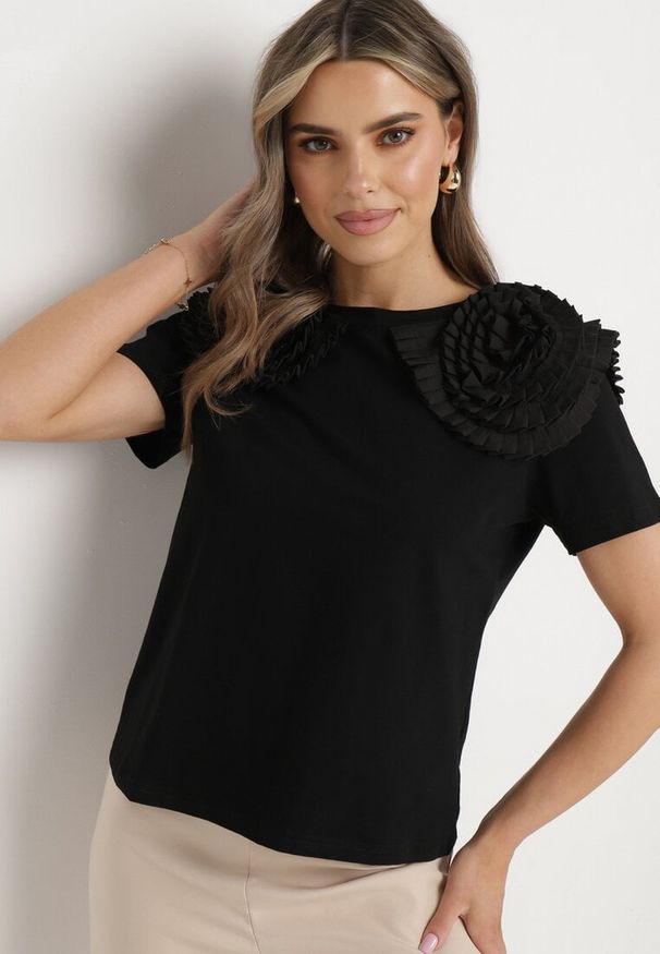 Born2be - Czarny Bawełniany T-shirt z Materiałową Aplikacją 3D Jolilena. Okazja: na spacer, na co dzień, na spotkanie biznesowe. Kolor: czarny. Materiał: bawełna, materiał. Wzór: aplikacja. Styl: klasyczny, casual, elegancki, biznesowy