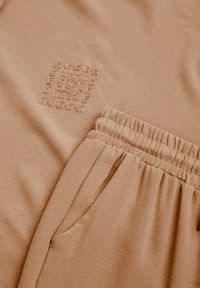 Renee - Beżowy Komplet Oversize z Dużą Zawartością Wiskozy Bluzka z Haftem i Spodnie Lenise. Kolor: beżowy. Materiał: wiskoza. Wzór: haft #7