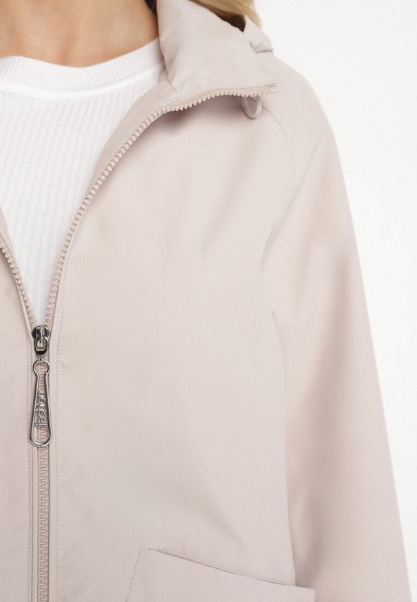 Born2be - Jasnobeżowa Kurtka Parka o Pudełkowym Kroju ze Ściągaczem w Talii i Kapturem Sesoliena. Okazja: na spacer, na co dzień. Kolor: beżowy. Materiał: jeans. Długość rękawa: długi rękaw. Długość: długie. Styl: casual, elegancki