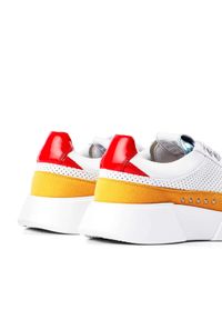 PREMIUM BASICS - Białe sneakersy ze skóry wegańskiej ISABEL. Nosek buta: okrągły. Kolor: czerwony. Materiał: zamsz, materiał. Szerokość cholewki: normalna. Wzór: aplikacja #4