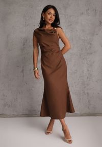 Renee - Brązowa Sukienka VICES z Metaliczną Ozdobą na Ramieniu Coraena. Okazja: na randkę. Kolor: brązowy. Wzór: aplikacja. Typ sukienki: asymetryczne. Styl: elegancki #2