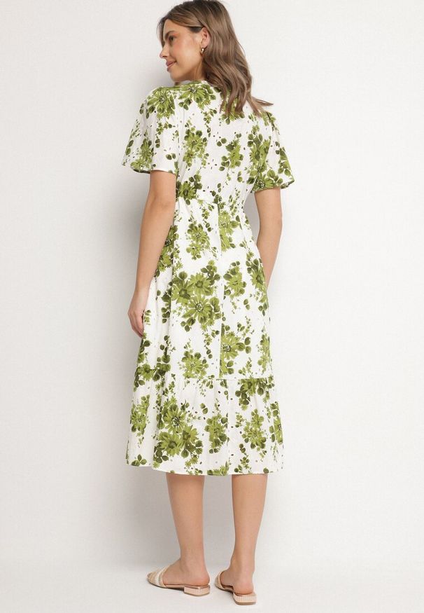 Born2be - Zielona Sukienka z Bawełny Ażurowa w Kwiaty z Rozkloszowanym Dołem Florbia. Okazja: na co dzień. Kolor: zielony. Materiał: bawełna. Długość rękawa: krótki rękaw. Wzór: ażurowy, kwiaty. Sezon: wiosna. Typ sukienki: rozkloszowane. Styl: casual, klasyczny