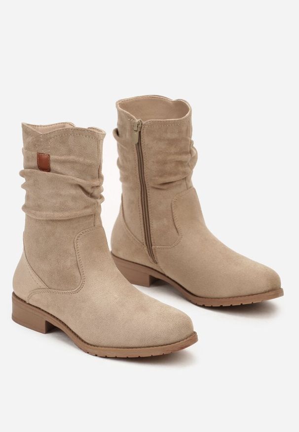 Born2be - Beżowe Botki z Marszczoną Cholewką z Ekozamszu Merissaua. Okazja: na co dzień. Kolor: beżowy. Materiał: jeans. Szerokość cholewki: normalna. Obcas: na obcasie. Styl: casual, elegancki. Wysokość obcasa: średni