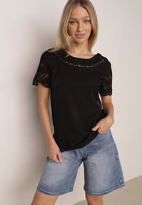 Born2be - Czarna Bluzka Ozdobiona Ażurowymi Rękawkami Kelnila. Okazja: na co dzień, do pracy. Kolor: czarny. Materiał: jeans. Długość rękawa: krótki rękaw. Długość: długie. Wzór: ażurowy, aplikacja. Styl: casual, klasyczny, elegancki #3