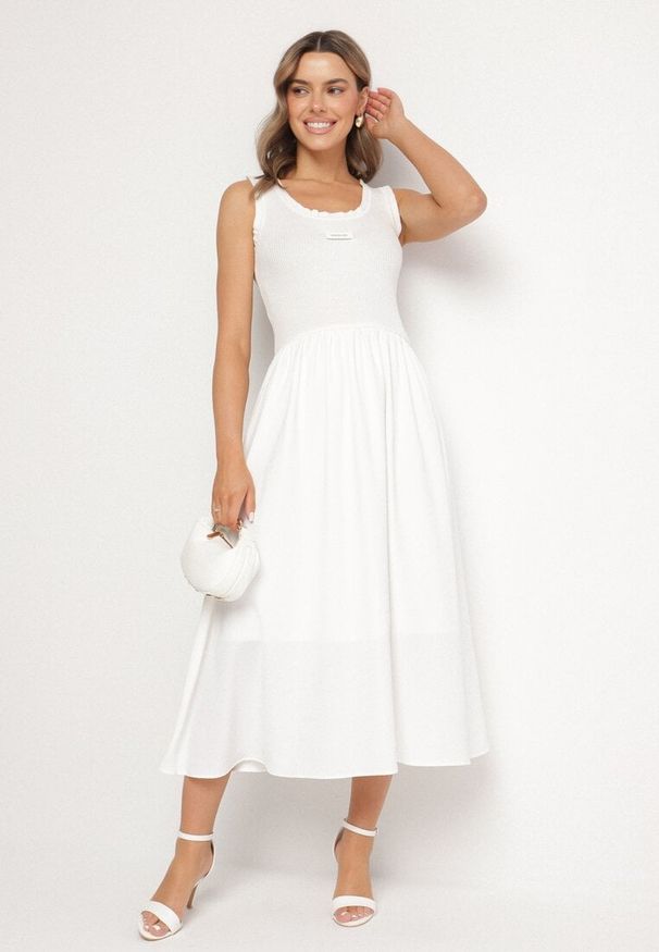 Born2be - Biała Wiskozowa Sukienka o Rozkloszowanym Kroju z Ozdobną Naszywką Ronestra. Okazja: na co dzień. Kolor: biały. Materiał: wiskoza. Wzór: aplikacja. Typ sukienki: proste. Styl: casual, klasyczny