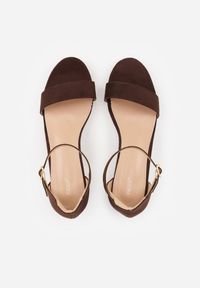 Renee - Ciemnobrązowe Basicowe Sandały na Słupku Vices z Paskiem Wokół Kostki Varhira. Okazja: na randkę, na ślub cywilny, na wesele. Zapięcie: pasek. Kolor: brązowy. Materiał: satyna. Obcas: na słupku. Styl: elegancki, klasyczny #9