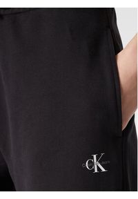 Calvin Klein Jeans Spodnie dresowe J20J220261 Czarny Relaxed Fit. Kolor: czarny. Materiał: bawełna, dresówka #3