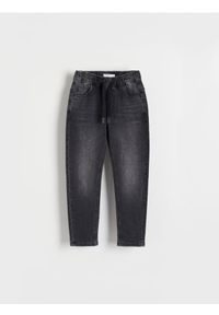 Reserved - Elastyczne jeansy carrot - czarny. Kolor: czarny #1