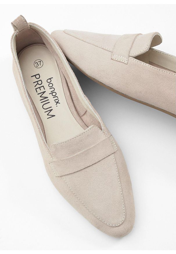 bonprix - Loafersy ze skóry welurowej. Kolor: beżowy. Materiał: welur, skóra. Styl: elegancki