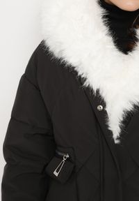 Born2be - Czarna Pikowana Kurtka z Kapturem i Grubym Futrzanym Obszyciem z Możliwością Odpięcia Izarida. Typ kołnierza: kaptur. Kolor: czarny. Materiał: futro. Długość rękawa: długi rękaw. Długość: długie. Styl: elegancki, klasyczny #4