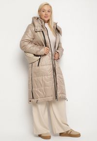 Born2be - Beżowa Przejściowa Kurtka Pikowana z Kapturem i Suwakami po Bokach Fesunela. Okazja: na co dzień. Typ kołnierza: kaptur. Kolekcja: plus size. Kolor: beżowy. Materiał: jeans. Sezon: jesień. Styl: klasyczny, casual #1