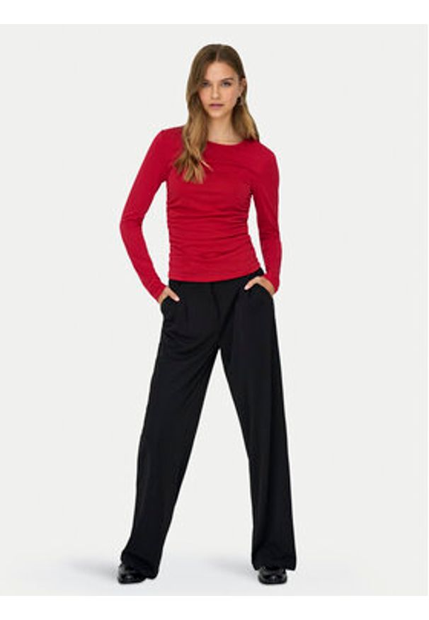 only - ONLY Bluzka Free Life 15365605 Czerwony Regular Fit. Kolor: czerwony. Materiał: syntetyk