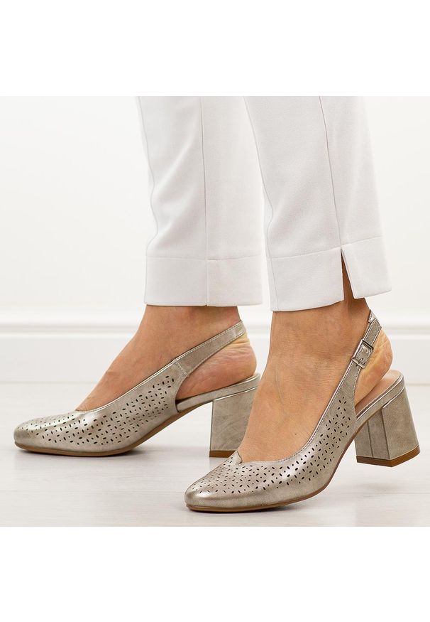 POTOCKI - Złote ażurowe czółenka damskie na słupku Potocki 12582. Okazja: na co dzień, na randkę, na spotkanie biznesowe, na imprezę. Nosek buta: okrągły. Kolor: złoty. Materiał: skóra. Wzór: ażurowy. Sezon: wiosna, lato. Obcas: na słupku. Styl: casual, biznesowy, elegancki, klasyczny