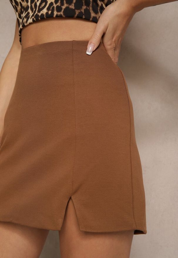 Renee - Brązowa Spódnica z Wiskozą High Waist Ozdobiona Rozcięciem Delonis. Okazja: na co dzień, na spotkanie biznesowe. Stan: podwyższony. Kolor: brązowy. Materiał: wiskoza. Wzór: aplikacja. Styl: elegancki, biznesowy, casual