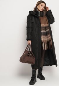 Born2be - Czarna Pikowana Kurtka o Długim Pudełkowym Kroju z Kapturem i Kieszeniami Attesina. Okazja: na co dzień. Typ kołnierza: kaptur. Kolor: czarny. Materiał: wełna, jeans. Długość: długie. Sezon: zima. Styl: casual, elegancki, klasyczny #4