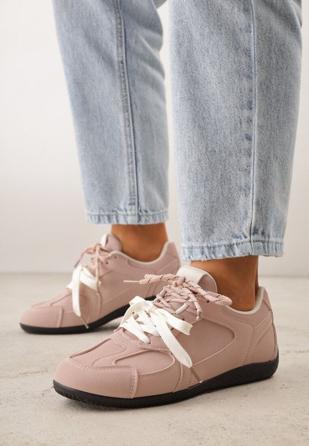 Renee - Różowe Sneakersy z Podwójnym Sznurowaniem i Geometrycznymi Wstawkami Adrearah. Okazja: na co dzień. Kolor: różowy. Wzór: geometria