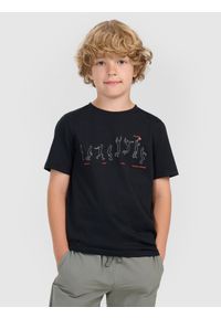 4f - 4F T-shirt regular z nadrukiem chłopięcy - czarny 134 (8-9 lat). Okazja: na co dzień. Kolor: czarny. Materiał: jersey, materiał, bawełna. Długość rękawa: krótki rękaw. Długość: krótkie. Wzór: nadruk. Sezon: lato. Styl: klasyczny, sportowy, casual