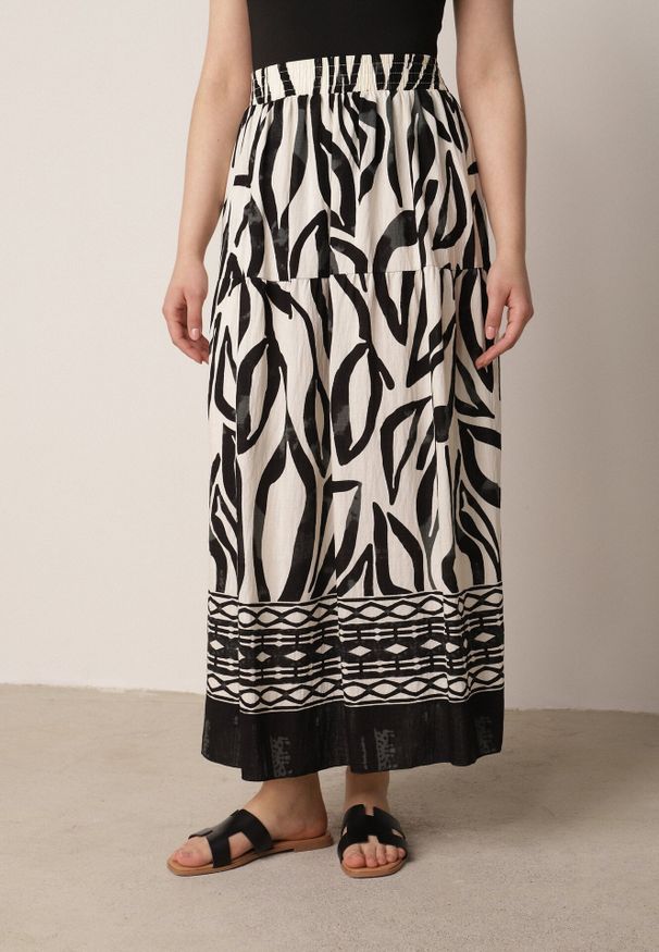 Born2be - Czarna Wiskozowa Rozkloszowana Spódnica z Geometrycznym Motywem Lilysa. Okazja: na co dzień. Kolor: czarny. Materiał: wiskoza. Wzór: geometria. Styl: elegancki, casual